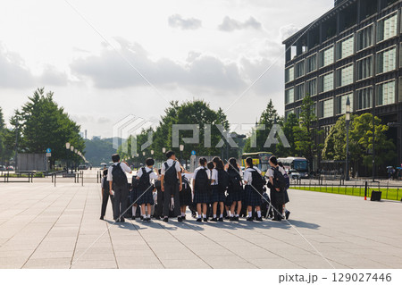 修学旅行で集合写真を撮る学生の後ろ姿 修学旅行で集合写真を撮る学生の後ろ姿 129027446