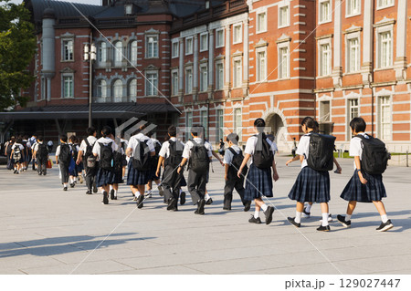 修学旅行で移動する学生の列 修学旅行で移動する学生の列 129027447