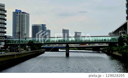 横浜の透明なトンネル橋の通勤路 横浜の透明なトンネル橋の通勤路 129028205
