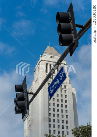 アメリカ　ロサンゼルスのダウンタウンの街並みと市庁舎 129030180