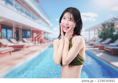 太陽が降り注ぐリゾートで顔に日焼け止めを塗る水着姿の女性 太陽が降り注ぐリゾートで顔に日焼け止めを塗る水着姿の女性 129030892