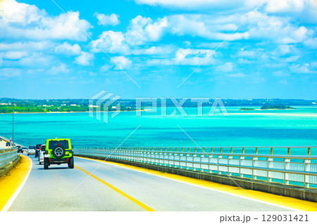 宮古ブルーが美しい海と街並み、宮古島と伊良部島を結ぶ伊良部大橋をリゾートドライブ（沖縄県宮古島市） 129031421