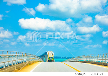 宮古ブルーが美しい海と街並み、宮古島と伊良部島を結ぶ伊良部大橋をリゾートドライブ（沖縄県宮古島市） 129031718