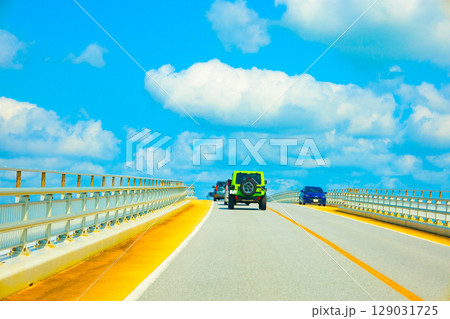 宮古ブルーが美しい海と街並み、宮古島と伊良部島を結ぶ伊良部大橋をリゾートドライブ（沖縄県宮古島市） 129031725