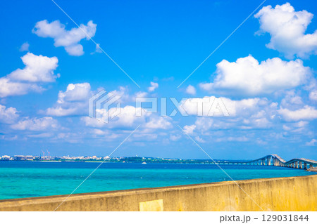 宮古ブルーが美しい海と街並み、宮古島と伊良部島を結ぶ伊良部大橋をリゾートドライブ（沖縄県宮古島市） 129031844
