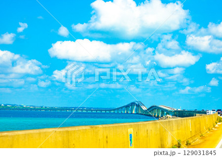 宮古ブルーが美しい海と街並み、宮古島と伊良部島を結ぶ伊良部大橋をリゾートドライブ（沖縄県宮古島市） 129031845