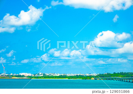 宮古ブルーが美しい海と街並み、宮古島と伊良部島を結ぶ伊良部大橋をリゾートドライブ（沖縄県宮古島市） 129031866