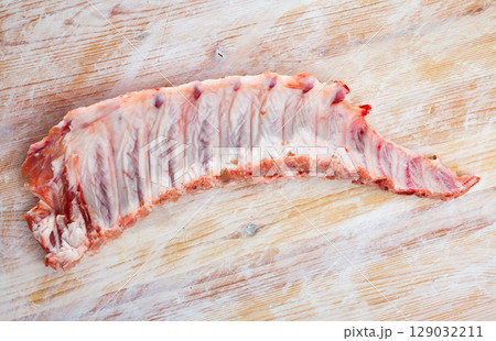 Raw fesh spare ribs on a wooden surface Raw fesh spare ribs on a wooden surface 129032211