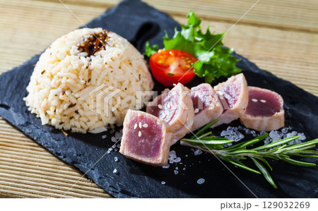 Tuna tataki with rice Tuna tataki with rice 129032269