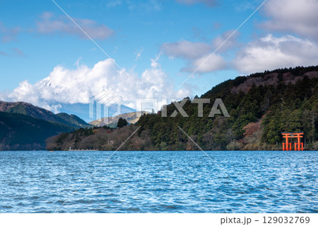 箱根・芦ノ湖の絶景。湖上の平和の鳥居と雪化粧の富士山。 箱根・芦ノ湖の絶景。湖上の平和の鳥居と雪化粧の富士山。 129032769