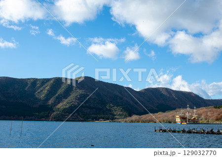 神奈川・箱根の芦ノ湖と観光海賊船。冬の青空と山の美しい風景。 神奈川・箱根の芦ノ湖と観光海賊船。冬の青空と山の美しい風景。 129032770