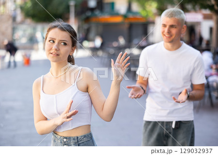 Quarrel between guy and girl during walk 129032937