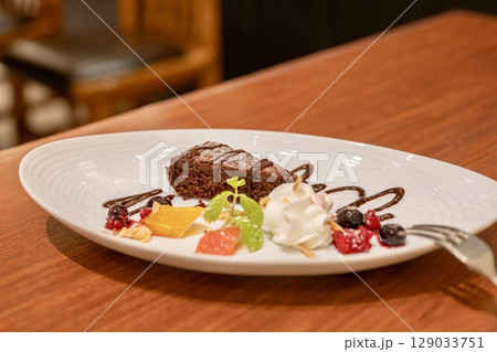 カフェのガトーショコラと彩りフルーツの盛り合わせ カフェのガトーショコラと彩りフルーツの盛り合わせ 129033751