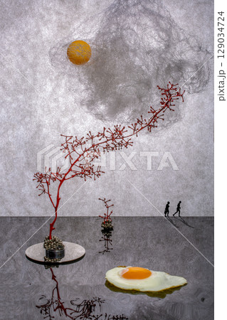Installation with people silhouettes, fried eggs, sun, cloud and branches 129034724