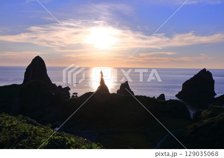 【島根県】国賀海岸の観音岩と夕日(隠岐の島 西ノ島) 【島根県】国賀海岸の観音岩と夕日(隠岐の島 西ノ島) 129035068