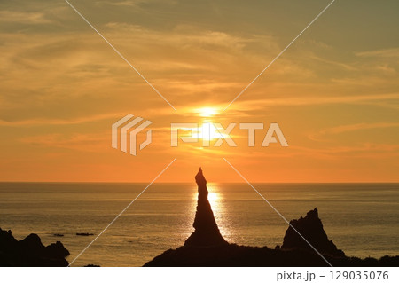 【島根県】国賀海岸の観音岩と夕日（隠岐の島　西ノ島） 129035076