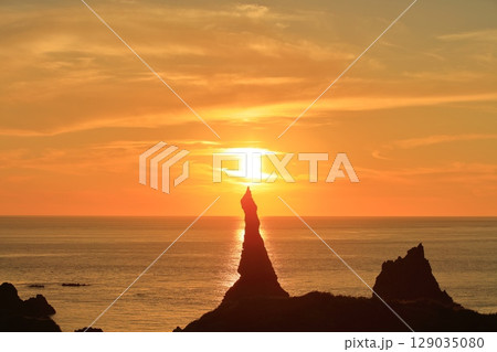 【島根県】国賀海岸の観音岩と夕日(隠岐の島 西ノ島) 【島根県】国賀海岸の観音岩と夕日(隠岐の島 西ノ島) 129035080