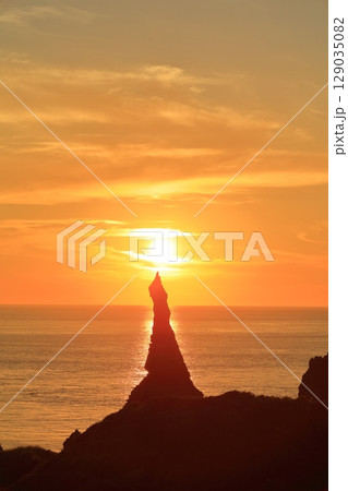 【島根県】国賀海岸の観音岩と夕日（隠岐の島　西ノ島） 129035082