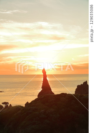 【島根県】国賀海岸の観音岩と夕日(隠岐の島 西ノ島) 【島根県】国賀海岸の観音岩と夕日(隠岐の島 西ノ島) 129035086