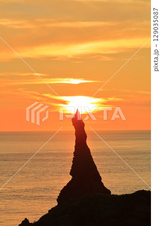 【島根県】国賀海岸の観音岩と夕日（隠岐の島　西ノ島） 129035087