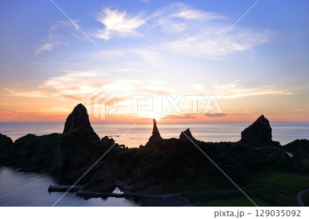 【島根県】国賀海岸の観音岩と夕日(隠岐の島 西ノ島) 【島根県】国賀海岸の観音岩と夕日(隠岐の島 西ノ島) 129035092