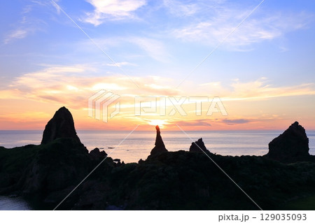 【島根県】国賀海岸の観音岩と夕日（隠岐の島　西ノ島） 129035093
