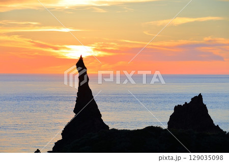 【島根県】国賀海岸の観音岩と夕日（隠岐の島　西ノ島） 129035098