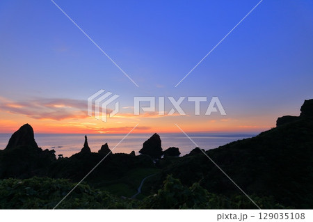 【島根県】国賀海岸の観音岩と夕日（隠岐の島　西ノ島） 129035108