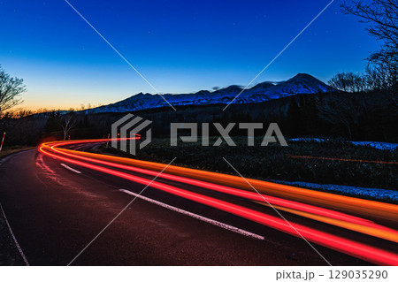 夜明け前の知床に走る光のライン 129035290