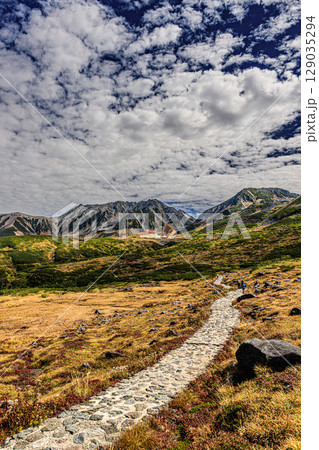 立山の秋、山道を歩く 129035294