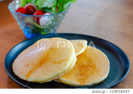 パンケーキとサラダが並ぶ爽やかな朝食の食卓 パンケーキとサラダが並ぶ爽やかな朝食の食卓 129036047