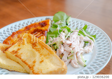フレンチトーストとサラダチキン、ピザを盛り付けた朝食プレート フレンチトーストとサラダチキン、ピザを盛り付けた朝食プレート 129036200