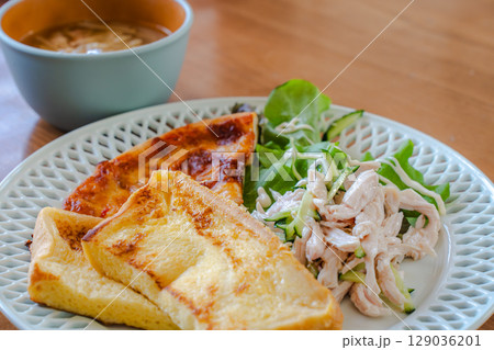 フレンチトーストとサラダチキン、ピザを盛り付けた朝食プレート 129036201