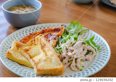 フレンチトーストとサラダチキン、ピザを盛り付けた朝食プレート 129036202
