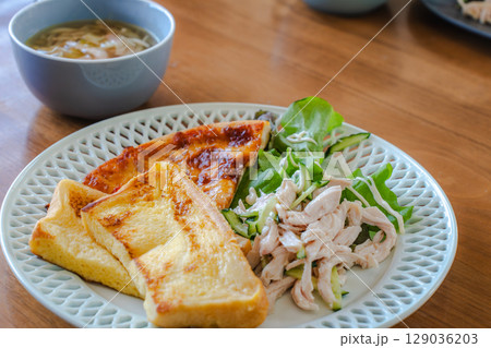 フレンチトーストとサラダチキン、ピザを盛り付けた朝食プレート フレンチトーストとサラダチキン、ピザを盛り付けた朝食プレート 129036203