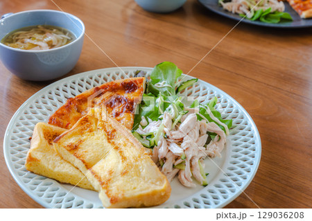 フレンチトーストとサラダチキン、ピザを盛り付けた朝食プレート 129036208