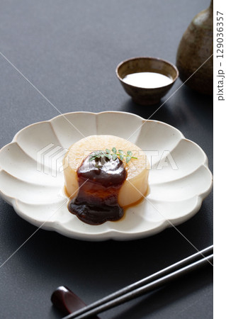 大根の煮物と日本酒 129036357