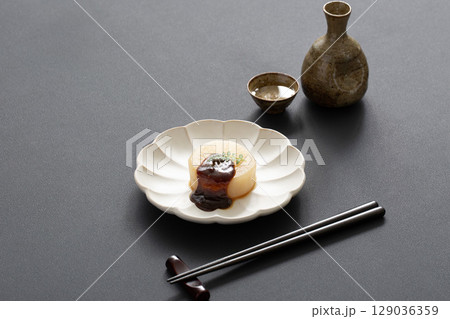 大根の煮物と日本酒 大根の煮物と日本酒 129036359