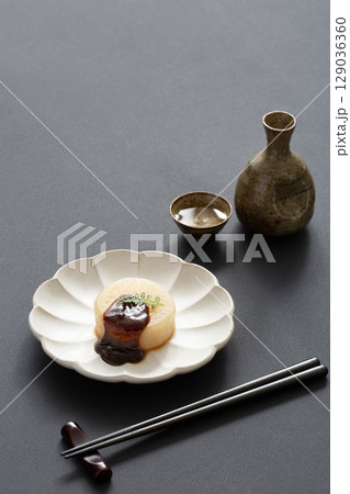 大根の煮物と日本酒 129036360