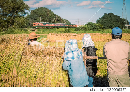 しなの鉄道を走る165系と地元の人たちの風景 しなの鉄道を走る165系と地元の人たちの風景 129036372
