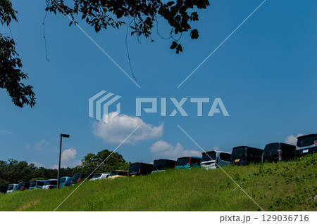 青空と公園の駐車場のある風景 青空と公園の駐車場のある風景 129036716