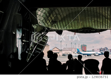 ギャラクシーC-5の室内から撮影した横田基地とDC-8 129036731