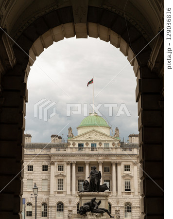 a large neoclassical building of Somerset House, prominently features the building's architecture and the statue of George III in the Edmond J. Safra Fountain Court 129036816