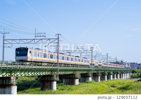 【中央本線】多摩川橋梁を通過する快速列車 129037112
