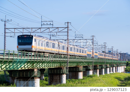 【中央本線】多摩川橋梁を通過する快速列車 129037123