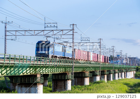 【中央本線】多摩川橋梁を通過する休日の貨物列車 【中央本線】多摩川橋梁を通過する休日の貨物列車 129037125