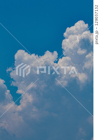 青空と白い入道雲 129037132