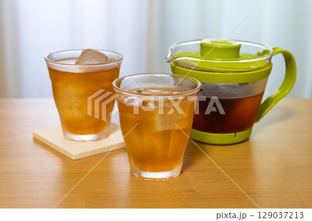 朝の陽ざしとアイスティー 129037213