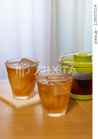 朝の陽ざしとアイスティー 129037214