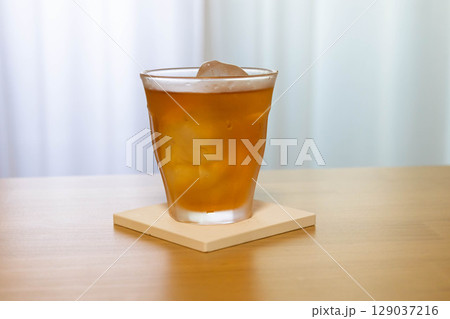 朝の陽ざしとアイスティー 129037216